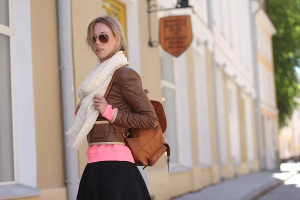 Portrait of young beautiful fashionable woman — Stock Photo, Image