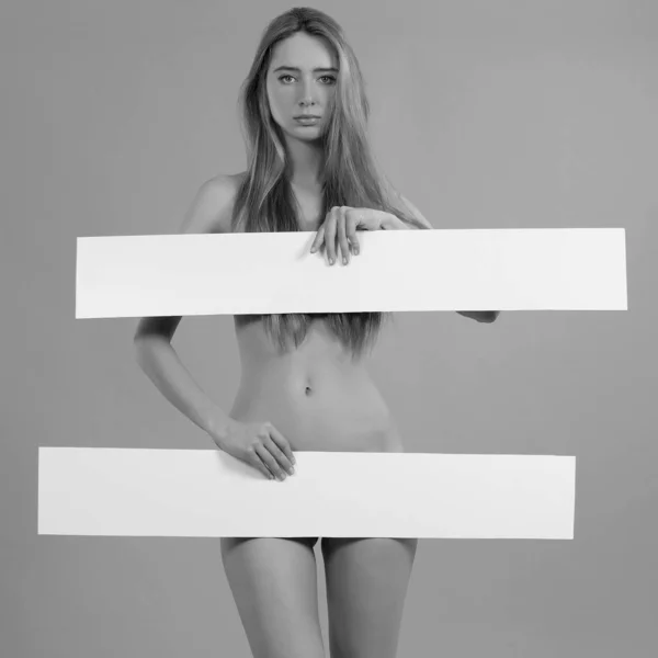 Joven chica sexy con signos blancos para el texto — Foto de Stock