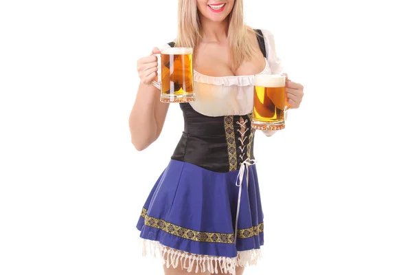 女孩与一杯新鲜的淡啤酒 — 图库照片