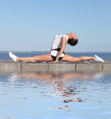 genç kadın Yoga egzersiz pratik