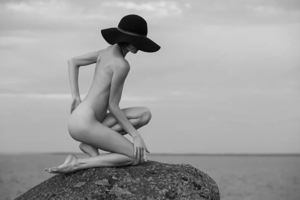 Nude woman posing on the beach — Stock Photo, Image