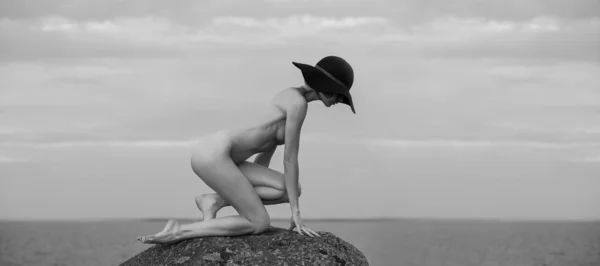 Meztelen nő pózol a tengerparton — Stock Fotó