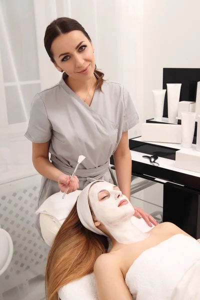 Woman getting beauty skin mask treatment on face — Stock Photo, Image