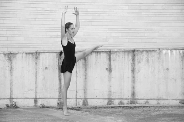 Ragazza atletica con un corpo sportivo flessibile — Foto Stock