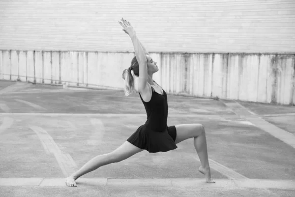 Menina atlética com um corpo desportivo flexível — Fotografia de Stock