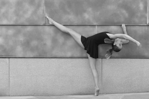 Atletisk tjej med en flexibel sportig kropp — Stockfoto