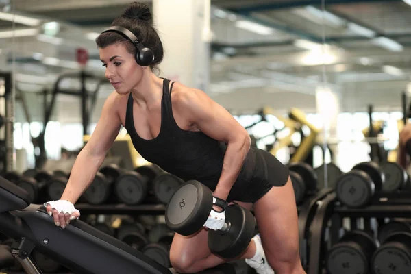 Fitness ung flicka i gymmet göra övningar — Stockfoto