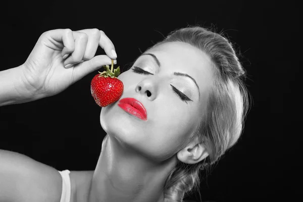 Meisje eet aardbeien — Stockfoto