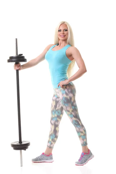 Sorrindo mulher desportiva exercitando com barbell — Fotografia de Stock