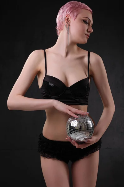 Młoda dziewczyna w czarnej bieliźnie z kulą disco — Zdjęcie stockowe