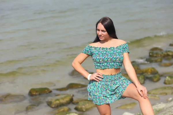 Joven chica positiva descansando junto al mar —  Fotos de Stock