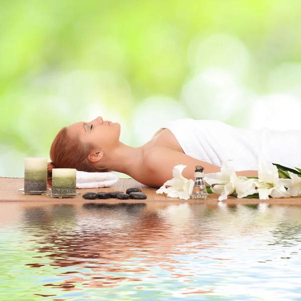 Jovem menina saudável descansando no salão de spa — Fotografia de Stock