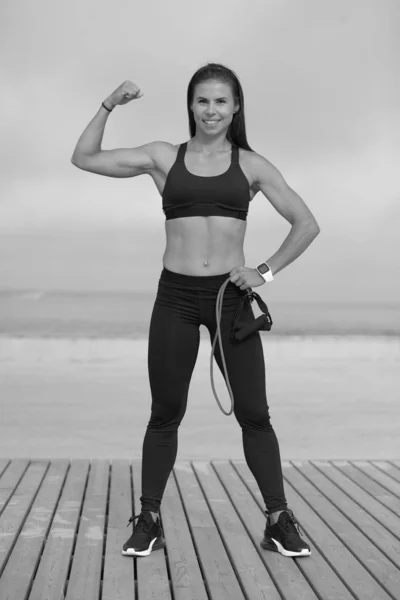 Sterke atletische meisje houdt een training — Stockfoto