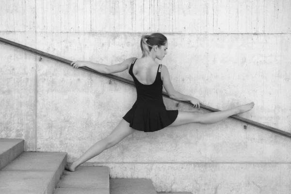 Menina atlética com um corpo desportivo flexível — Fotografia de Stock