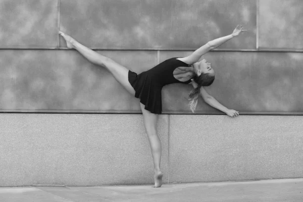Atletisk tjej med en flexibel sportig kropp — Stockfoto