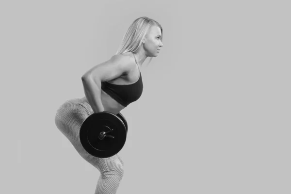 Fitness ung flicka gör övningar — Stockfoto