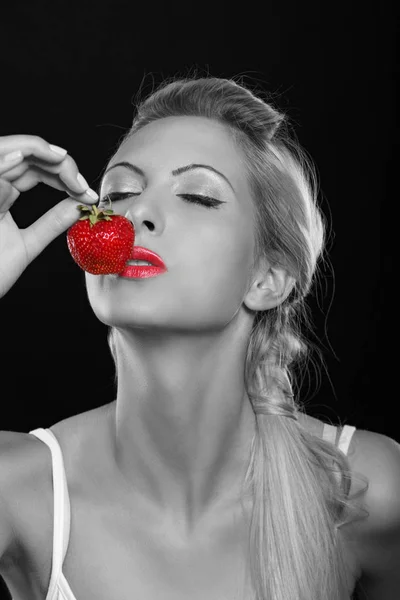 Meisje eet aardbeien — Stockfoto