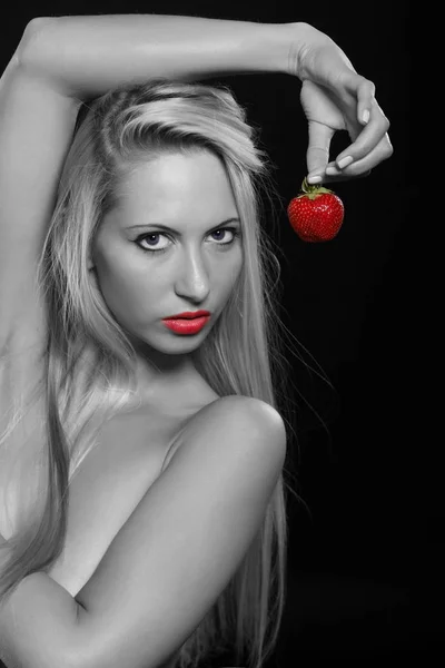 Girl eats strawberries — Stock Photo, Image