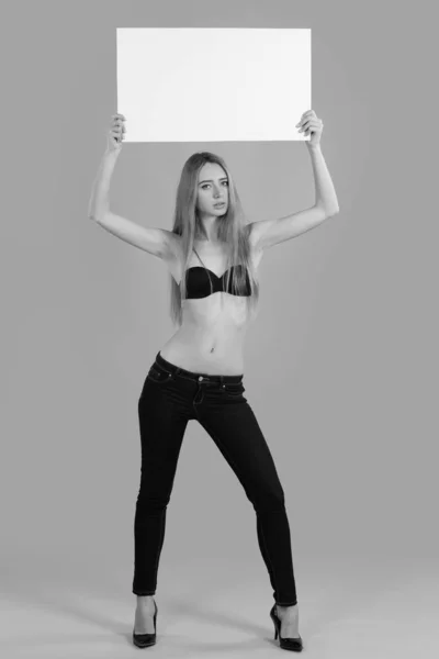 Jong sexy meisje met witte tekens voor tekst — Stockfoto