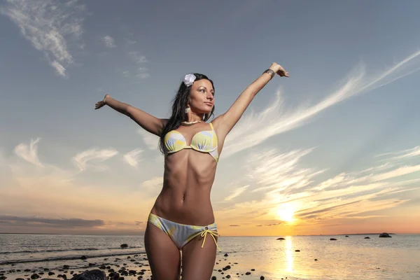 Молода спортивна дівчина з тонким тілом на заході сонця — стокове фото