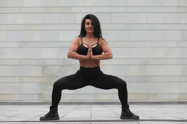 Jovem forte muscular menina fazendo exercícios — Fotografia de Stock