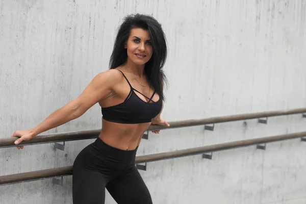 Strong muscular girl posing in sportswear — Stock Photo, Image