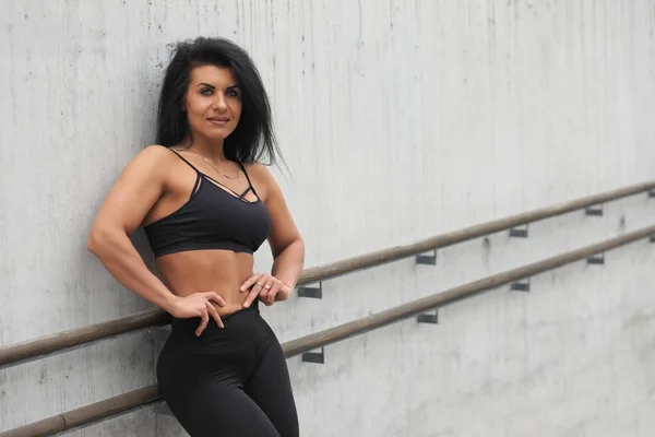 Fuerte muscular chica posando en sportswear — Foto de Stock