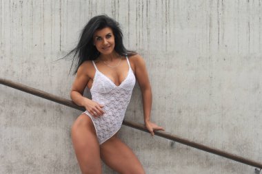 beyaz iç çamaşırı genç seksi kız vücut geliştirmeci