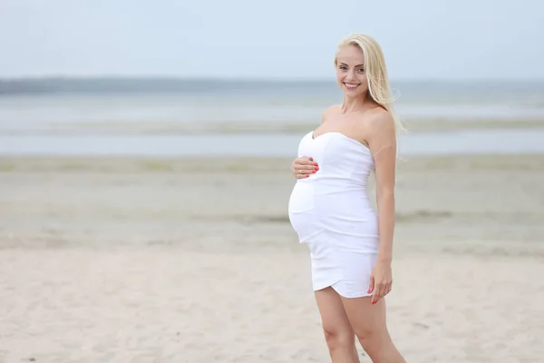 Mulher grávida bonita na praia — Fotografia de Stock