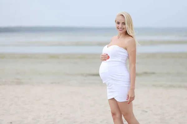 Vackra gravid kvinna på stranden — Stockfoto