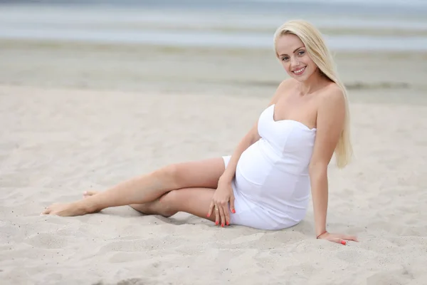 Mooie zwangere vrouw op het strand — Stockfoto