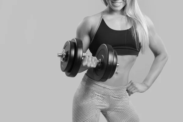 Fitness ung flicka gör övningar — Stockfoto