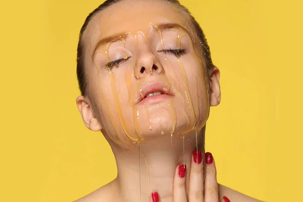 Femme avec du miel sur le visage . — Photo