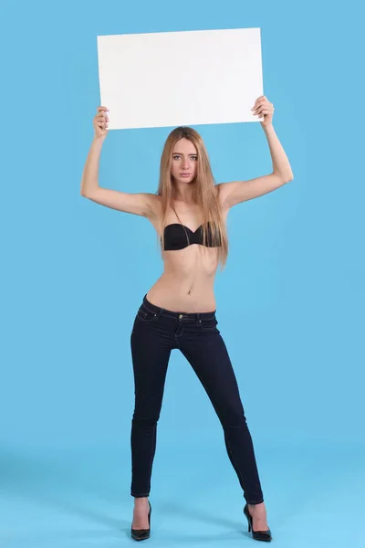 Junge sexy Mädchen mit weißen Zeichen für Text — Stockfoto