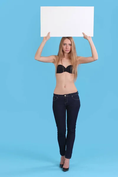 Молодая сексуальная девушка с белыми знаками для текста — стоковое фото
