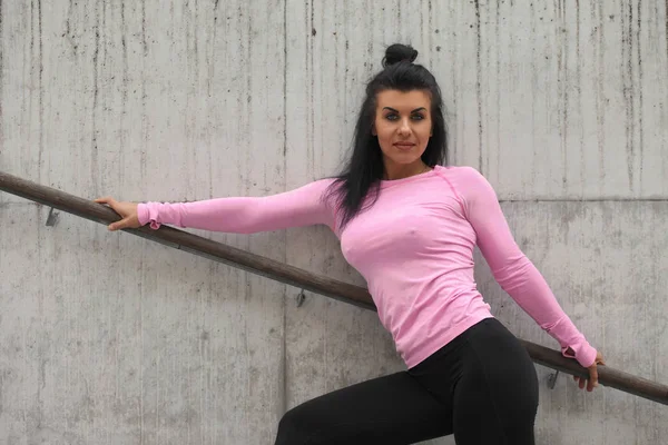 Fuerte muscular chica posando en sportswear —  Fotos de Stock