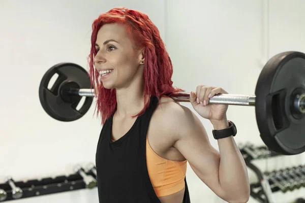 Atletische meisje traint in een fitness-gym — Stockfoto