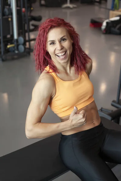 Menina atlética em um ginásio de fitness — Fotografia de Stock