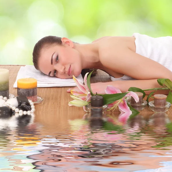 Jovem menina saudável relaxante no spa — Fotografia de Stock