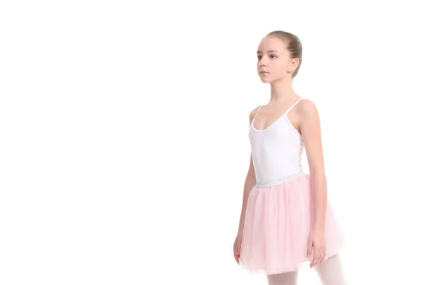 Молода дівчина балерина позує на білому тлі — стокове фото