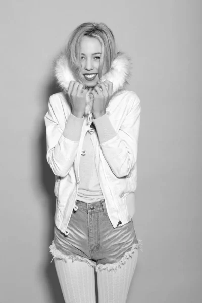 Joven hermosa chica en una chaqueta blanca — Foto de Stock