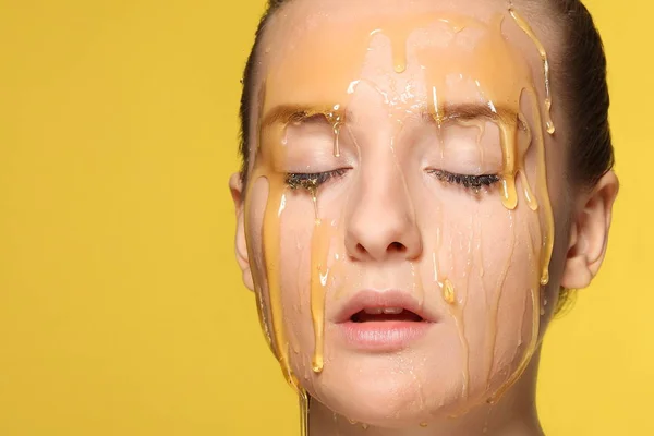 Femme avec du miel sur le visage . — Photo