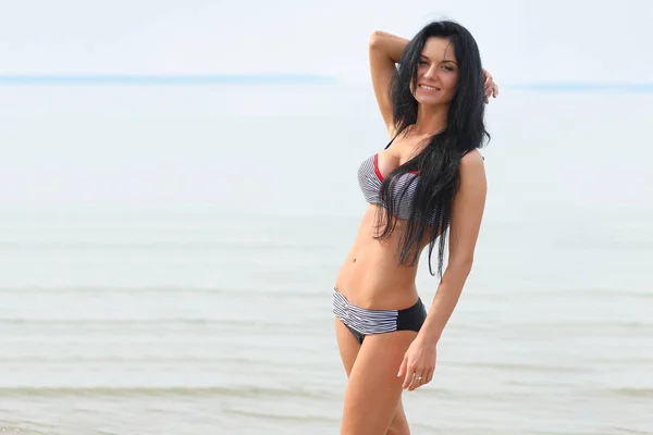 Beautiful girl in bikini on the beach — Stock Photo, Image