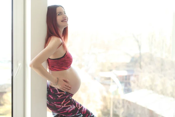 Jovem grávida menina com uma barriga grande — Fotografia de Stock