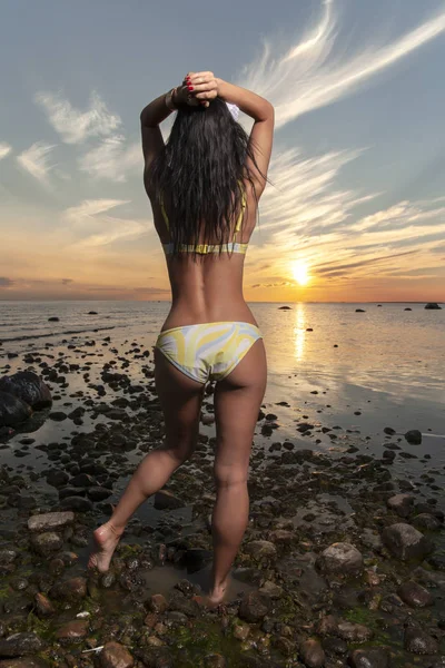 Young athletic girl with a slim body at sunset — Stock Photo, Image