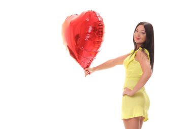 Genç pozitif gülümseyen kadın elinde büyük bir balon tutuyor.