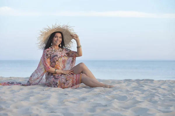 Bella donna adulta felice mattina presto sulla spiaggia — Foto Stock