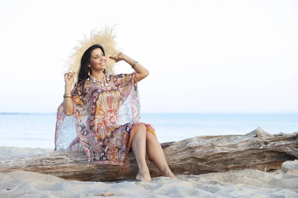 Bella donna adulta felice mattina presto sulla spiaggia — Foto Stock