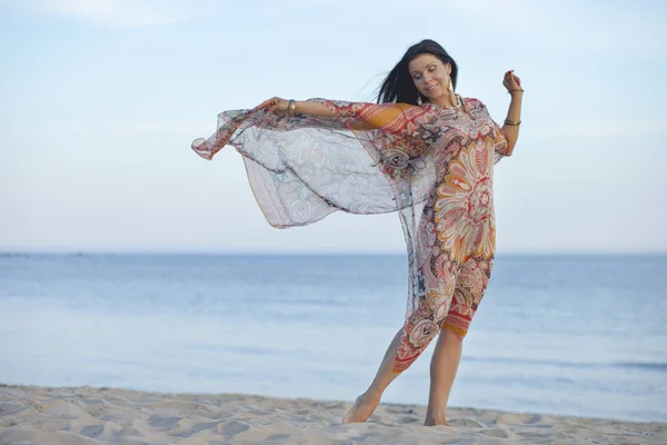 Bella donna adulta felice mattina presto sulla spiaggia — Foto Stock