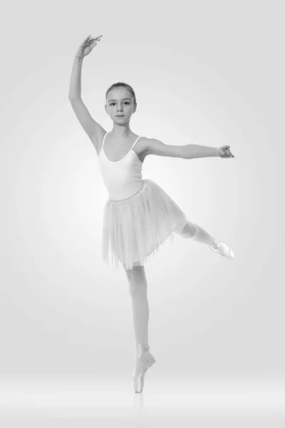 Mladá dívka balerína pózování na bílém pozadí — Stock fotografie